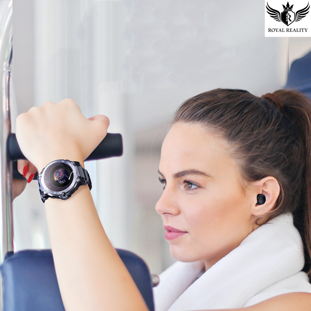 Woman wearing Y7 Smartwatch – active lifestyle with fitness tracking on screen